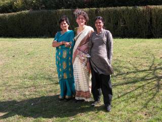 Annie entourée de Kalpana et d'Aparna
