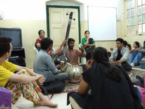 Leçon de musique traditionnelle. Instruments : tabla, tambura, harmonium. Ph YF